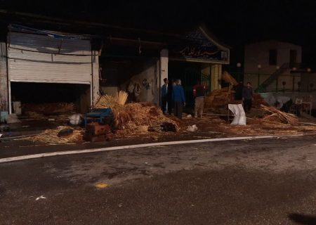 آتش سوزی ۱۲ باب مغازه در امیرکلا بر اثر اتصال سیم برق