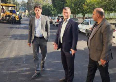 بازدید شهردار بابل از روند اجرای روکش آسفالت کوچه مصلی ۹