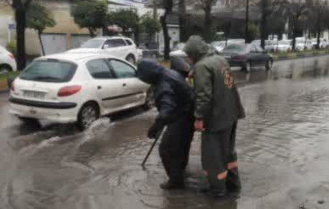 اقدام به‌موقع نیروهای خدماتی شهرداری بابل در رفع آب‌گرفتگی معابر شهری