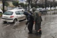 اقدام به‌موقع نیروهای خدماتی شهرداری بابل در رفع آب‌گرفتگی معابر شهری