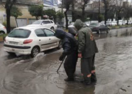 اقدام به‌موقع نیروهای خدماتی شهرداری بابل در رفع آب‌گرفتگی معابر شهری