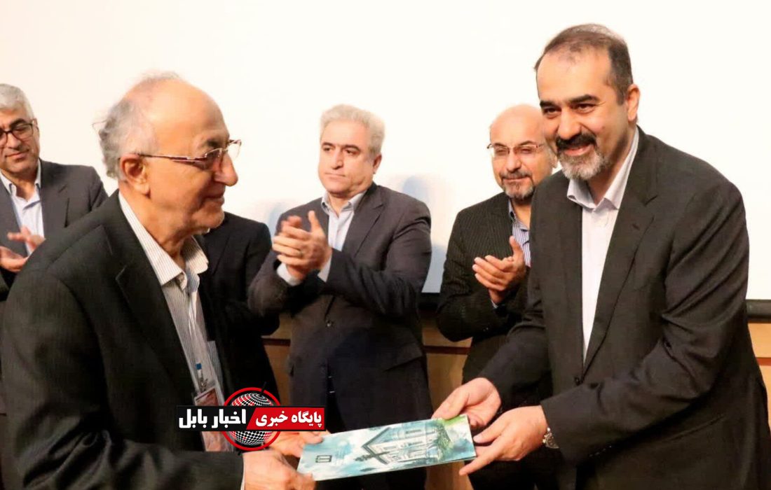 افتخار بابل به مفاخر علمی خود؛ گواهی استاد ممتازی به دکتر زاهدپاشا اهدا شد